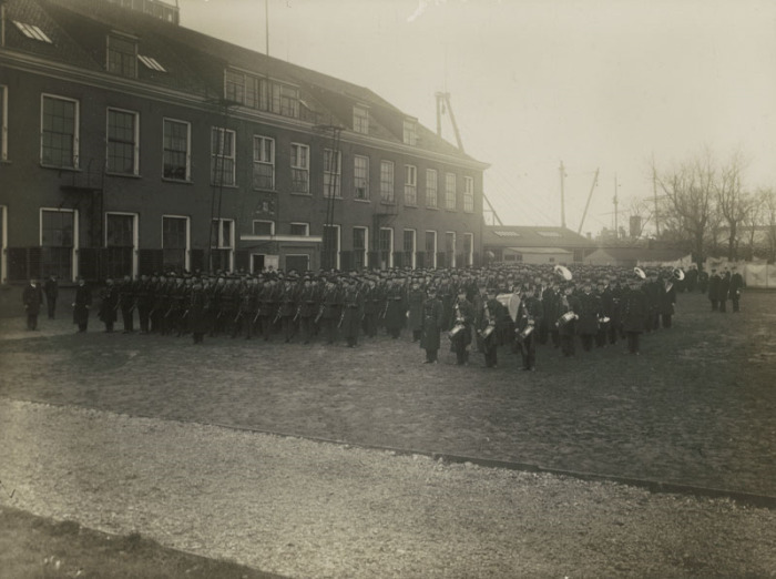 Zeemiliciens in opleiding aangetreden in Den Helder, circa 1930